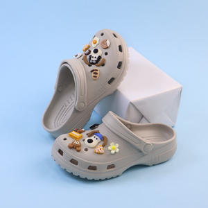 Zuecos versátiles con suela gruesa media de EVA, antideslizantes, con logo impreso en 3D para uso deportivo al aire libre. - Product Image 1