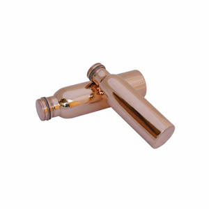 Bouteille en cuivre pour la maison Pièce élégante pour l'eau pure et la décoration de cuisine élégante Essentials par Tradebyd - Product Image 1