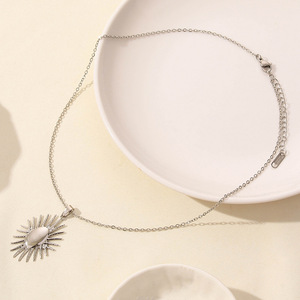 Collar de Moda para Mujer, Acero Inoxidable, Chapado en Oro de 18K, con Diseño de <span class=keywords><strong>Luna</strong></span> y Estrella - Product Image 6