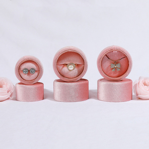 กล่องใส่แหวนกำมะหยี่สุดหรูพร้อมโลโก้สั่งทำ สำหรับเป็นของขวัญงานแต่งงานสุดโรแมนติก พร้อมเบาะกำมะหยี่ เหมาะสำหรับวันวาเลนไทน์และการจัดเก็บสำหรับการเดินทาง - Product Image 4