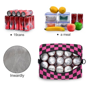 Bolsa Térmica Porta Alimentos Personalizada con Diseño a Cuadros Negro y Rosa para Mujer, con Correas para el Hombro - Product Image 4