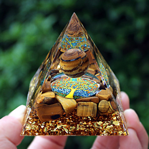Pyramide en résine époxy avec motif œil de tigre jaune, ornement de bureau artisanal, décoration de maison faite à la main - Product Image 4