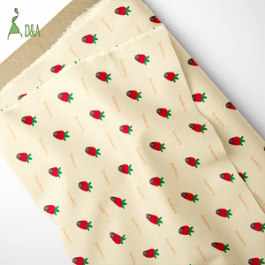 Accessori con Stampa di Fragole Cartoon Carine, Ecologici e Sostenibili, in Poliestere 100% di Alta Qualità, Leggeri e Resistenti alle Pieghe - Product Image 3