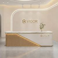 Bureau d'accueil moderne blanc crème avec bande lumineuse LED, comptoir de réception minimaliste à lattes de bois verticales pour bureau, salon ou clinique