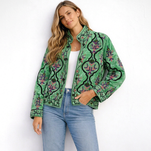 Impresionante Chaqueta Bordada en Terciopelo Verde Suzani, Estilo Boho Floral, para Festivales, Hecha a Mano, Prenda Femenina Distintiva - Product Image 1