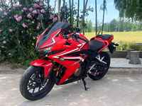 Moto sportive Honda CBR500R 500cc à double cylindre en parallèle refroidie par eau, rouge et blanche, avec carénage complet, fabriquée au Japon, vitesse supérieure à 80 km/h