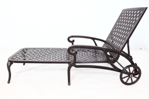 Tumbona Moderna de Aluminio Fundido con Acabado Bronce para Uso en Exteriores, Hoteles y Salas de Estar - Product Image 2