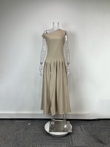 เดรสยาวคอไม่สมมาตรสำหรับผู้หญิง กระโปรงจีบแบบไม่มีแขน สไตล์มินิมอลทันสมัย ชุดเดรสแฟชั่น - Product Image 6