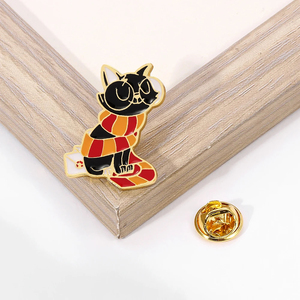 Moda mochila Pin lindo dibujos animados Animal bufanda gatos negros broche dorado Gryffindors gato mágico esmalte duro Pin - Product Image 3