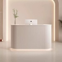 Bureau de réception incurvé de luxe moderne avec éclairage LED et design cannelé en MDF pour salon de beauté, bureau et restaurant
