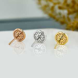 Boucles d'oreilles Elvora Gems pour femme en or 14 carats avec diamants, clous minimalistes en forme de disque, sertissage pavé, 74 pierres, 0,20 ct au total, fermoir papillon - Product Image 3