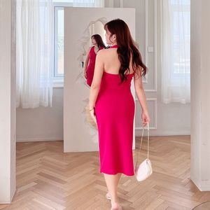 เดรสคอ halter รุ่น Runqi N8625 ไซส์พลัสสำหรับผู้หญิง สีแดงกุหลาบ/ดำ สีพื้น ผ่าข้าง ความยาวปานกลาง สไตล์หรูหรา ชิค ย้อนยุค - Product Image 5