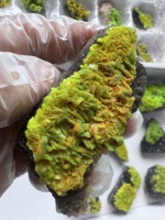 Cristal d'Autunite vert fluorescent naturellement présent, en bloc et en forme de cube, provenant de l'extraction locale du Hunan, collection de spécimens