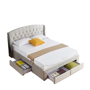 <span class=keywords><strong>Letto</strong></span> imbottito <span class=keywords><strong>con</strong></span> testiera a volant e piattaforma, <span class=keywords><strong>con</strong></span> quattro cassetti contenitore laterali, robusta struttura in legno <span class=keywords><strong>con</strong></span> doghe, mobile <span class=keywords><strong>letto</strong></span> per camera da <span class=keywords><strong>letto</strong></span> - Product Image 1