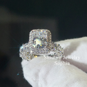 Anillo de Compromiso Personalizado de Oro Sólido de 18K con Moissanita de Corte Radiante de 3ct, Anillo de Compromiso con Moissanita D-Vvs1 - Product Image 4