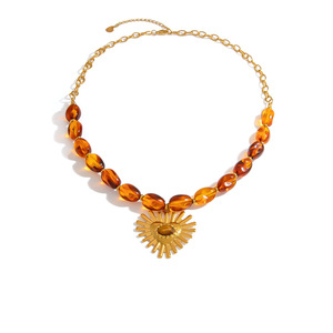 Collar de cuentas de resina con colgante de corazón, cadena de clavícula en tono dorado, joyería de moda para otoño e invierno - Product Image 5