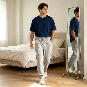 Pantalon de survêtement pour homme avec logo personnalisé, cordon de serrage, poches latérales, taille mi-haute élastique, coupe décontractée ample, jambe large, en tissu peigné - Product Image 1