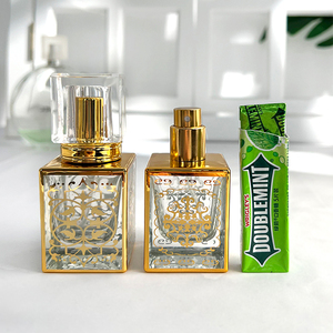 Bouteille de <span class=keywords><strong>Parfum</strong></span> de Luxe en Gros 30ml Carrée Motif Doré Récipients Cosmétiques en Verre Style Arabe de Dubaï Vaporisateurs Brumisateur - Product Image 5