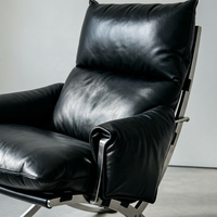 Fauteuil lounge italien contemporain à dossier haut en cuir, avec structure en acier inoxydable poli miroir, courbée en X et en forme de barre plate