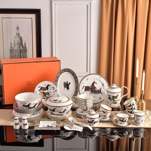 ชุดจานชามเซรามิก Nordic Royal 58 ชิ้น ลายทองคำ พร้อมสลักโลโก้ ชุดอาหารค่ำสุดหรูสำหรับใช้ในครัวเรือน - Product Image 1