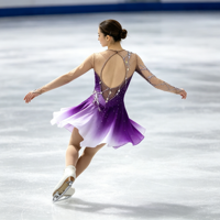 Costume de patinage artistique violet dégradé lavande, robe à manches longues en maille avec dos ajouré et strass pour performance des filles adultes