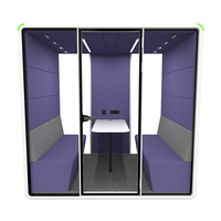 Cabina de Trabajo Moderna y Silenciosa, Personalización de Alta Gama, Insonorizada, con Escritorio Compacto de Laminado y Sofá Acolchado para 4 Personas