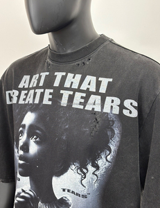 TOPSHOW Produttore di T-Shirt, T-Shirt Nera Crop di Alta Qualità con Effetto Acid Wash per Uomo, Spalle Scese, T-Shirt in Cotone con Grafica Effetto Vissuto - Product Image 3