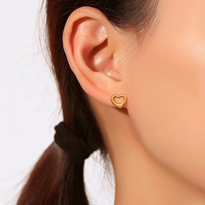 1 Par de Pendientes Minimalistas con Forma de Corazón, Acero Inoxidable, para Mujer, Pequeños, para Fiestas, Uso Diario - Product Image 5