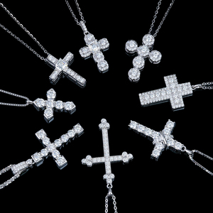 Colgante Cristiano de Jesús con Diamantes Helados al por Mayor, Plata de Ley S925 Bañada en Oro Blanco, Moissanita VVS, Joyería Religiosa para Mujer - Product Image 1