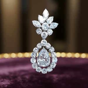 E1137 Orecchini in oro bianco con diamanti taglio a pera, colore D naturale, gioielli da sposa classici da donna - Product Image 2