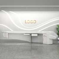 Comptoir de réception de forme incurvée au design unique pour hôtel, salle de sport, spa, salon de beauté