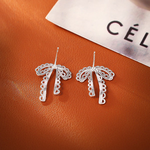 Pendientes de aro con lazo de encaje esculpido en 3D, chapados en oro real, ecológicos, 'Graceful Knot' de JinSpark - Product Image 4