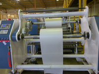 Machine de revêtement et de laminage automatique haute précision pour ruban microporeux industriel électrique avec revêtement plastique EVA et cœur PLC