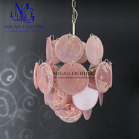 Lustre vintage médiéval français, suspension en verre empilée en forme de nuages roses, luxe pour salle à manger et entrée de villa