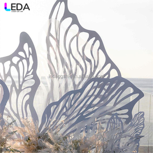 ฉากหลังเหล็กสำหรับงานแต่งงานในสวนกลางแจ้ง LEDA  โครงเหล็กฉลุลายดอกไม้ สำหรับตกแต่งผนังหลังเวทีในงานอีเว้นท์ - Product Image 3