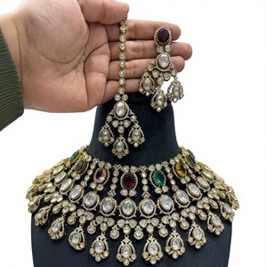 Ensemble de collier de haute qualité en or plaqué or avec des perles Kundan, aspect de perles, avec boucles d'oreilles Tikka pour la collection de vêtements de mariage pour femmes - Product Image 2
