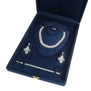 Conjunto de joyería de madera de alta gama, diseño personalizado OEM, caja de exhibición de lujo para brazalete, pendientes, pulsera, anillo, collar