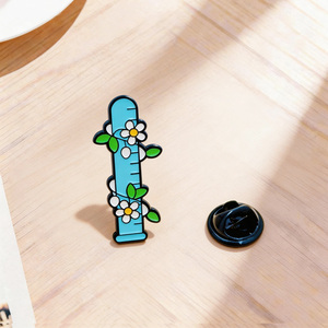 Broche émaillée pas chère personnalisée en forme de bécher, tube à essai, récipient gradué de laboratoire scientifique pour enseignant et étudiant - Product Image 1