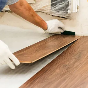 Piso laminado barato de alta textura 8mm 12mm Ac4 Instalación de paso rápido Hdf Mdf Diseños de pisos laminados de madera - Product Image 1