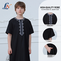 Nouvelle Collection 2026 : Thobe Noir Brodé à Manches Courtes pour Garçons – Robe Arabe Musulmane, Qamis Islamique pour Enfants, Idéal Ramadan et Aïd