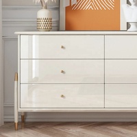 Commode élégante et moderne blanche avec tiroirs, armoire de rangement multifonctionnelle écologique personnalisée, poignées dorées, finition ultra brillante