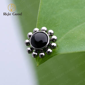 Piercing de Titanio ASTM F136 con Bisel y Piedra de Ónice con Cuentas en Racimo para Tragus - Product Image 5