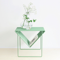 Bâtiment en fil métallique, table basse rose, de haute qualité, directement au salon, magazine, fil métallique