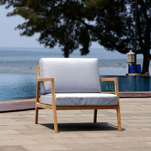 La chaise Ibiza, fabriquée en teck durable, résistance naturelle, comme mobilier de jardin, apportant un luxe extérieur exquis - Product Image 3
