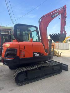Excavatrice Doosan DX60 d'occasion, grande taille, 6 tonnes, hydraulique, modèle original, vendue à bas prix - Product Image 2