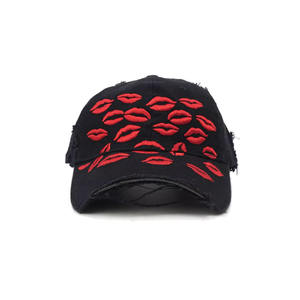 Casquette de baseball unisexe style américain à bords effilochés et franges déchirées, motif lèvres foncées, style urbain, brodée - Product Image 2