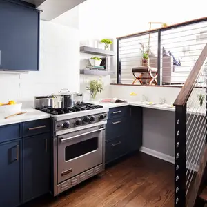 NICOCOCABINET ตู้ครัว Backsplash และอุปกรณ์ครัว อพาร์ทเมนต์ร่วมสมัยขนาดเล็กเปลี่ยนสีฟ้าด้วย MDF สีขาวทันสมัย