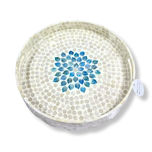 Plateau rond en MDF de luxe vintage et moderne motif floral pétale bleu avec incrustation de coquille de capiz blanc écologique - Product Image 3