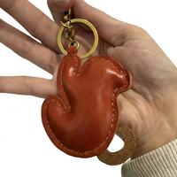 Porte-clés singe mignon sculpté en cuir véritable fait main Weilei, forme irrégulière, tannage végétal, pendentif de sac personnalisé, décoration quotidienne