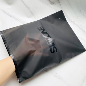 Bolsa de Plástico con Cierre Zip Negra Mate Semitransparente de 20x30cm, con Logotipo Impreso Personalizado, para Empacar Ropa - Product Image 6
